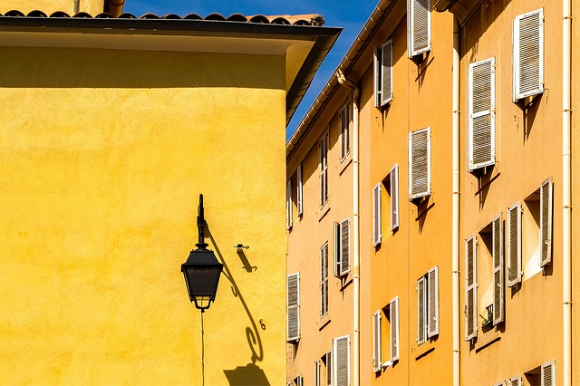 Estudiantes en Madrid participando en un taller de educación financiera con ordenadores portátiles