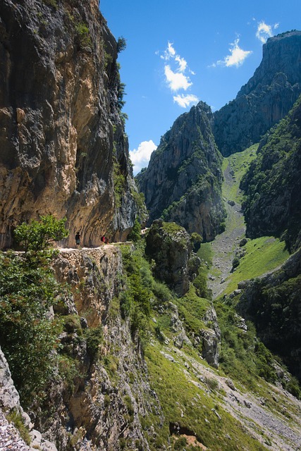 Interior de la Bolsa de Madrid con pantallas mostrando cotizaciones del IBEX 35